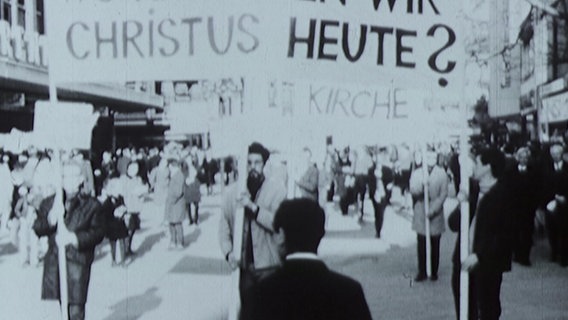 Altes Archivbild der Studentenrevolte beim Pastorenaufstand in Flensburg von 1968 © NDR / SH Magazin 