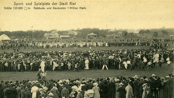 Eine Schwarz-Weiß-Aufnahme von der Gründung des Nordmarksportfeldes, auf dem viele Menschen stehen. © NDR 