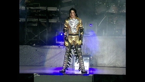 Michael Jackson während eines Auftritts in Kiel 1997. © NDR 