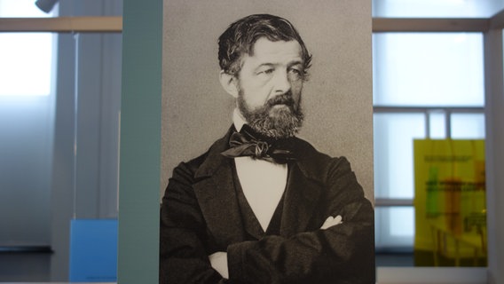 Ein schwarz-weiß Bild zeigt den Chef der Gebäranstalt Carl Conrad Theodor Litzmann. Ein schwarz-weiß Bild zeigt den Chef der Gebäranstalt Carl Conrad Theodor Litzmann. Foto: screenshot