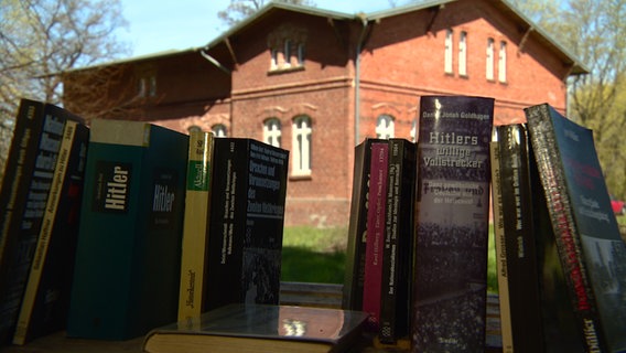 Eine Reihe von Büchern über das Dritte Reich stehen vor einem Fenster. © NDR / Screenshot Foto: NDR / Screenshot