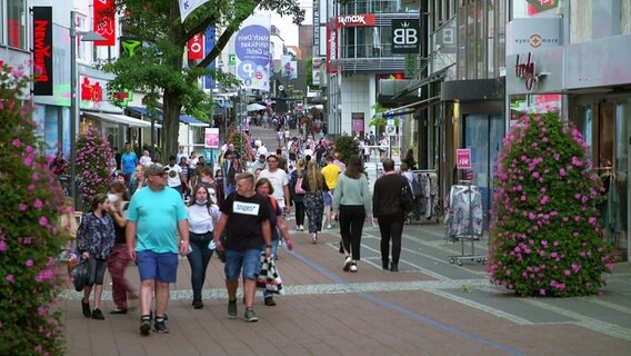 Die Kieler Innenstadt an einem belebten Tag in der Einkaufsstraße © NDR / SH Magazin 