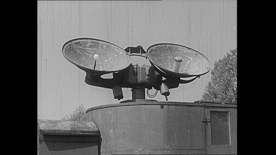 Zwei Satellitenschüsseln der Wetterstation in Schleswig messen Wetterdaten. Ein Archivbild in schwarz-weiß. © NDR / SH Magazin 