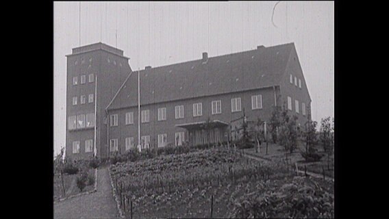 Die Wetterstation in Schleswig aus der Ferne. Ein Archivbild in schwarz-weiß. © NDR / SH Magazin 