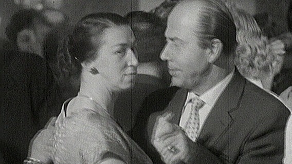 Ein Bild aus den 1950er Jahren: Eine Frau und ein Mann tanzen miteinander. © NDR 