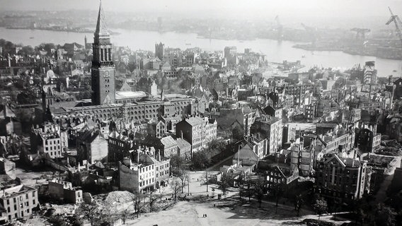 Vom Kieler Rathausturm hatte Detlef Boelck den Militärhafen im Blick. Vom Kieler Rathausturm hatte Detlef Boelck den Militärhafen im Blick. © NDR