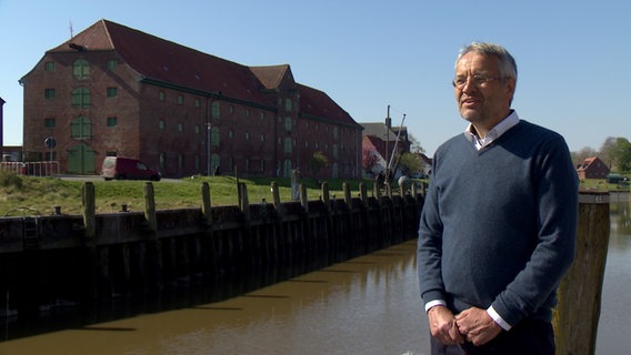 Buchautor Frank Trende steht vor dem historischen Hafen in Tönning. © NDR 