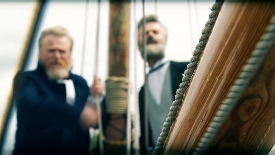 Die Brüder Paul und Jules Verne stehen auf einem Schiff (nachgestellte Szene). © NDR 