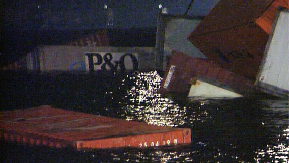 Mehrere Container liegen im Wasser  Foto: screenshot
