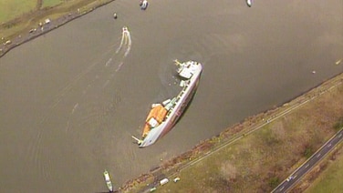 Ein Containerschiff liegt quer im Wasser Foto: screenshot