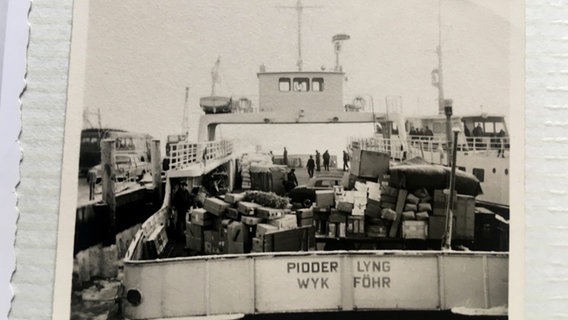 Historische Aufnahme der Fähre "Pidder Lyng". © Annelie Hauschildt 