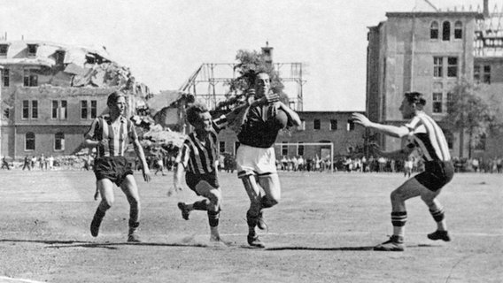 Ein historisches Foto von einem Spiel des THW Kiel auf einem Rasenplatz. © NDR Foto: NDR