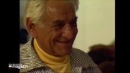 Der verstorbene Dirigent Leonard Bernstein lächelt in die Kamera. © NDR Foto: NDR Screenshots