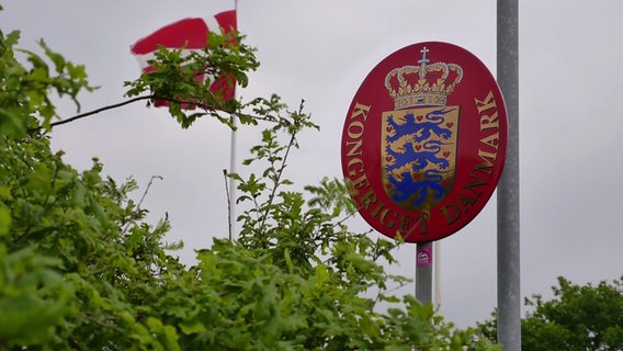 Schild mit der Aufschrift "Kongeriget Danmark" © NDR Foto: NDR