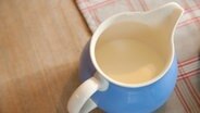 Ein Krug Milch steht auf dem Tisch © NDR Foto: Claudia Timmann