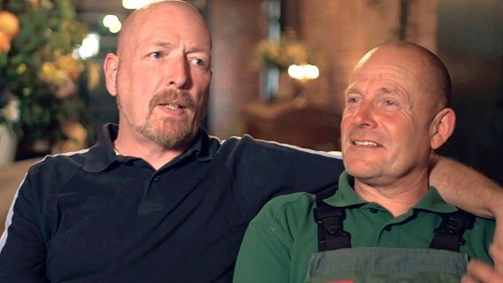 Dirk Endrulat und Hans-Joachim Kahl haben vor 10 Jahren geheiratet und den Kastanienhof zusammen übernommen. © NDR/dmfilm 
