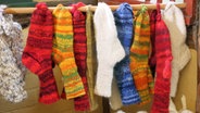Bunte selbstgestrickte Socken © NDR Foto: Katharina Wendt