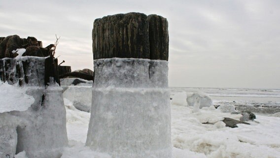 Winter im Wattenmeer - Eis und Schnee verhindert jede Verbindung zum Festland und so sind die Bewohner der Halligen oft wochenlang isoliert. © © NDR/MedienKontor/Carolin Reiter 