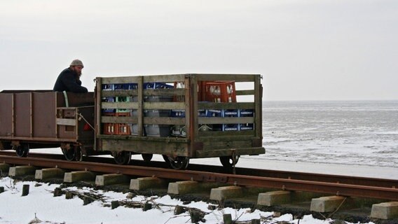 Die Bewohner der Halligen leben mitten im Meer, alles Lebensnotwenige muss mühsam mit einer Lore vom Festland transportiert werden. Der Kaufmann Johann Andresen sorgt mit seinem Laden für das Überleben der Bewohner. © © NDR/MedienKontor/Carolin Reiter 