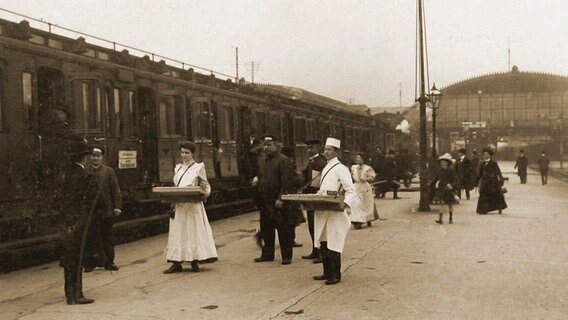 Keksverkäufer auf dem Bahnhof in Hannover um 1900. © NDR/doc.station GmbH/Bahlsen 