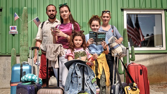 Die Familie ist in Amerika angekommen und wartet auf ihren Miet-Camper. © NDR/Pief Weyman 