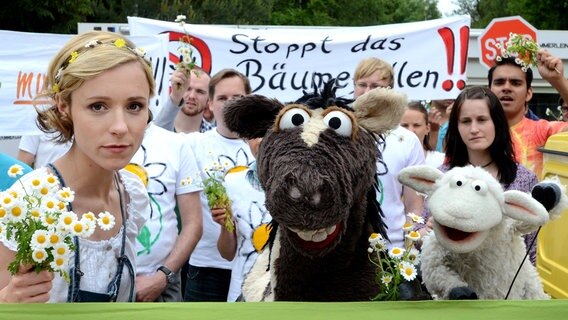Rike (Frederike Linke), Pferd und Wolle haben eine Demo organisiert, um den Bau der Blumenfabrik zu verhindern. © NDR 
