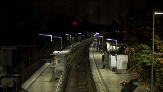 Haltestelle in München Solln bei Nacht. © NDR 