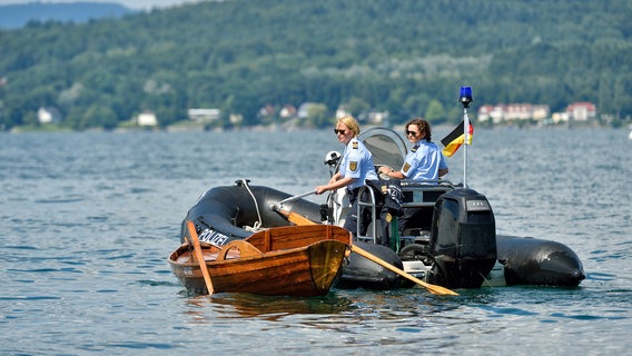 Nele (Floriane Daniel, l.) und Julia (Wendy Güntensperger, r.) inspizieren ein Ruderboot, das unbemannt auf dem Bodensee treibt und finden eine Leiche. © NDR/ARD/SWR/Patrick Pfeiffer 