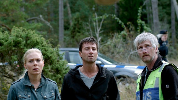 Maria Wern (Eva Röse) und ihre beiden Kollegen Arvidsson (Peter Perski, Mitte.) und Ek (Ulf Friberg) begutachten einen Tatort mit einer grausam zugerichteten Leiche. Maria Wern (Eva Röse) und ihre beiden Kollegen Arvidsson (Peter Perski, Mitte.) und Ek (Ulf Friberg) begutachten einen Tatort mit einer grausam zugerichteten Leiche. © NDR/ARD Degeto/Eyeworks Film Gemini/Calle Persson