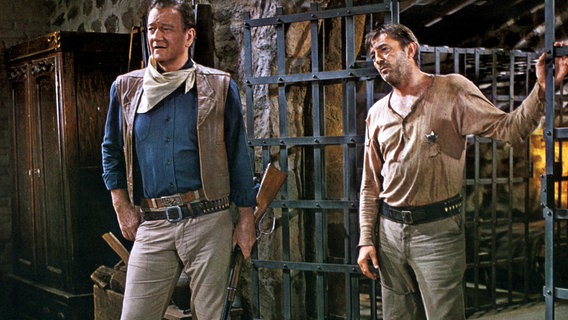 Cole Thornton (John Wayne, li.) und Sheriff J. B. Harrah (Robert Mitchum, re.). © NDR/SWR/Degeto/TM/Paramount Pictures 