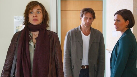 Bruno (Hendrik Duryn) und Doro (Jule Ronstedt, re.) sorgen sich um Michelles (Christiane Paul) Gesundheitszustand. Bruno (Hendrik Duryn) und Doro (Jule Ronstedt, re.) sorgen sich um Michelles (Christiane Paul) Gesundheitszustand. © NDR/ARD Degeto/Erika Hauri