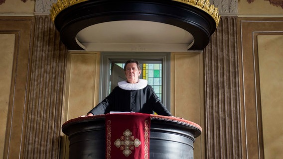 Pastor Stefan Book (Jan Fedder) predigt von der Liebe. © NDR/Sandra Hoever 