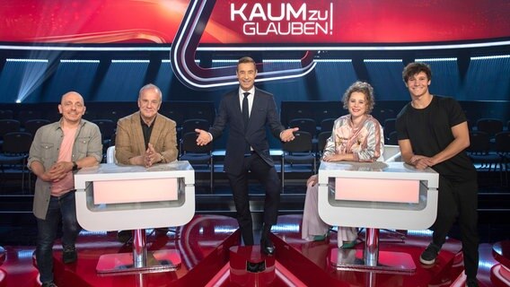 von links nach rechts: Bernhard Hoëcker, Hubertus Meyer-Burckhardt, Kai Pflaume, Klara Deutschmann, Wincent Weiss von links nach rechts: Bernhard Hoëcker, Hubertus Meyer-Burckhardt, Kai Pflaume, Klara Deutschmann, Wincent Weiss © NDR/Thorsten Jander