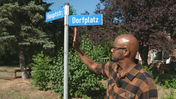 Typisch Dorf - Yared Dibaba findet auch in Lüder eine Hauptstraße und einen Dorfplatz. © NDR/FLOW media company 