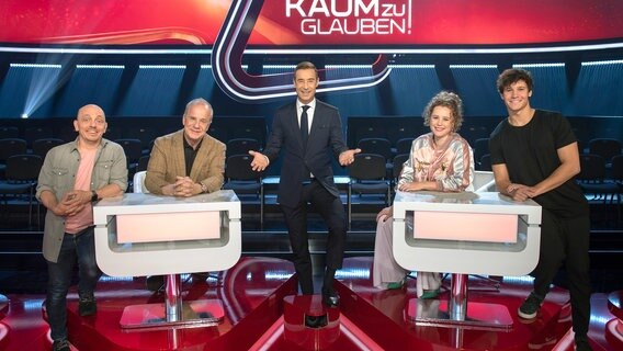 von links nach rechts: Bernhard Hoëcker, Hubertus Meyer-Burckhardt, Kai Pflaume, Klara Deutschmann, Wincent Weiss von links nach rechts: Bernhard Hoëcker, Hubertus Meyer-Burckhardt, Kai Pflaume, Klara Deutschmann, Wincent Weiss © NDR/Thorsten Jander