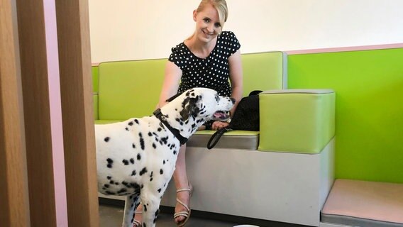 Dalmatiner Spike kommentiert alles, was er erlebt. Besitzerin Katharina von Seydlitz liebt ihren gesprächigen Hund. © NDR/Doclights GmbH 2020 