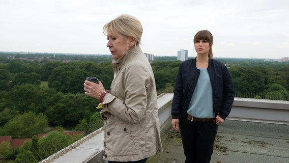 Sturz vom Hochhausdach: Wolff (Barbara M. Ahren, l.) und Betty (Cristina do Rego, r.) ermitteln. © NDR/ARD/Marion von der Mehden 