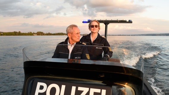 Paul Schott (Tim Wilde, l.) und Nele Fehrenbach (Floriane Daniel, r.) fahren über den Bodensee. © NDR/ARD/Laurent Trümper 