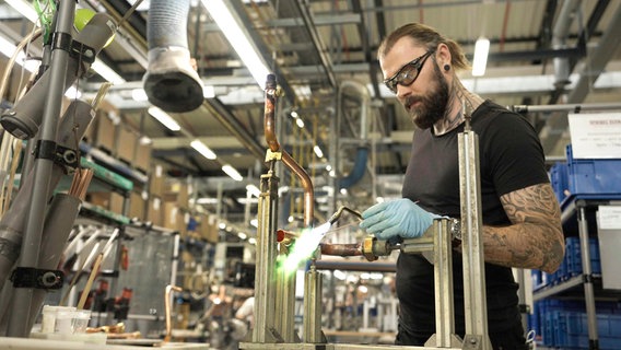 Mangelware: Fachkräfte bei der Produktion von Wärmepumpen, hier bei der Firma Stiebel Eltron in Holzminden © NDR 