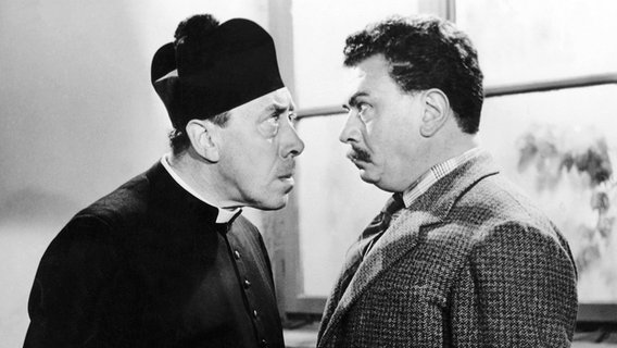 Immer auf Konfrontationskurs: Don Camillo (Fernandel, li.) und Peppone (Gino Cervi). © NDR/ARD Degeto 
