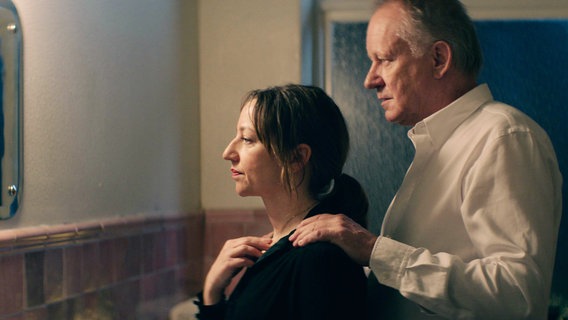 Anja (Andrea Bræin Hovig) und Tomas (Stellan Skarsgård) im Spielfilm "Hoffnung" © NDR/Motlys/Manuel-Claro 