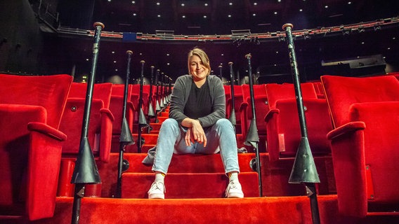 Ina Jäckel im Zuschauerraum des Stage Theater Neue Flora © Kirche im NDR / Christine Raczka 