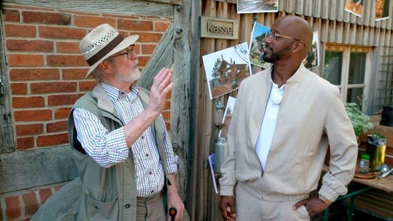 Yared Dibaba unterhält sich beim Fest am Backhaus Barrigsen mit dem Vater von Harald Wieder. © NDR 