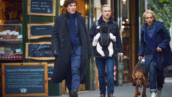 Sherlock wird auf eine Einbruchserie aufmerksam, bei der jemand Thatcher-Büsten zertrümmert. Mit Dr. Watson (Mitte) und dessen Frau Mary macht er sich auf die Fährte des Einbrechers. © NDR/ARD Degeto/Hartswood Films 2016/BBC 