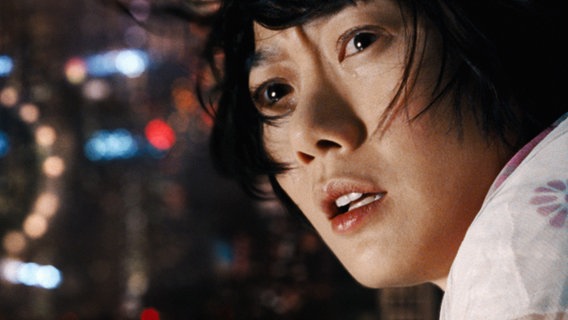 Im Jahr 2144 ruft die geklonte Kellnerin Somni 451 (Doona Bae, Mitte) zu einer Rebellion gegen das totalitäre Regime auf. © NDR/ARD Degeto/Cloud Atlas Production/X-Filme 