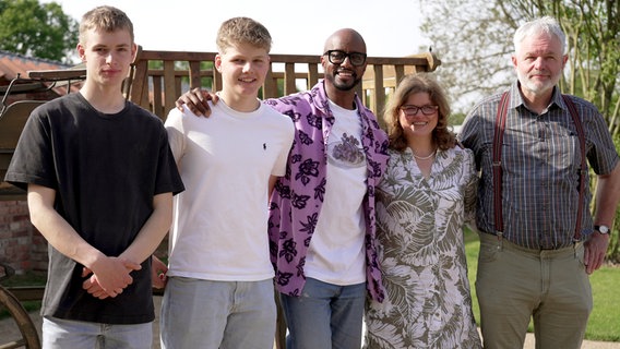Yared Dibaba (m.) mit Familie Alvermann. Yared Dibaba (m.) mit Familie Alvermann. © NDR