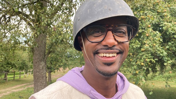 Yared Dibaba als Erntehelfer im ehemaligen Grenzdorf. © NDR 