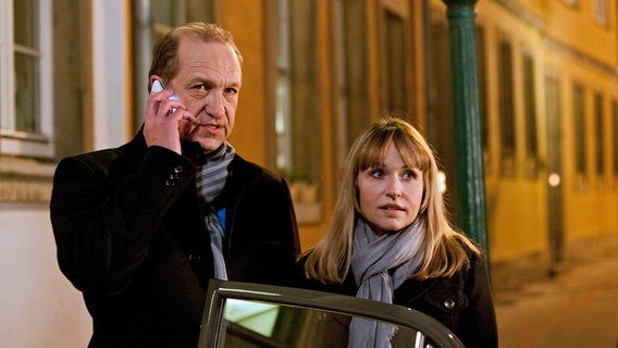 Eigentlich wollten sie nur zusammen essen – nun haben Robert (Peter Heinrich Brix) und Rita (Anica Dobra) die Fährte eines gesuchten Verbrechers aufgenommen. © NDR/ARD Degeto/Carsten Schick 