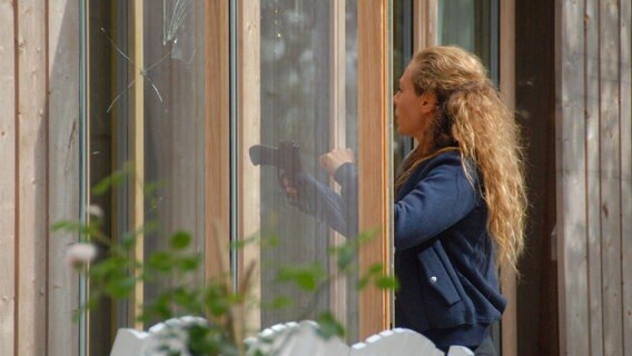 Maria Wern (Eva Röse) soll einen Doppelmord aufzuklären. © ARD Degeto/Warner Bros./Rebecca Moen 