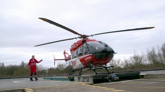 Die Station der DRF Luftrettung ist an das Klinikum Rendsburg angegliedert. Die Landeplattform befindet sich auf dem Dach der Rettungswache. © NDR/Die Herren Fernsehen Media GbR 